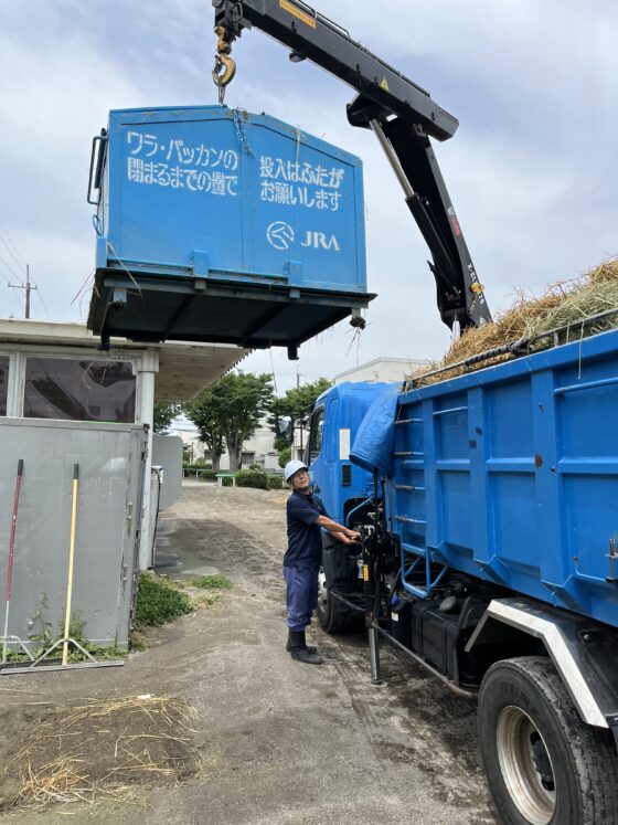 競走馬の寝藁の回収ドライバー・助手（茨城県稲敷郡美浦村）